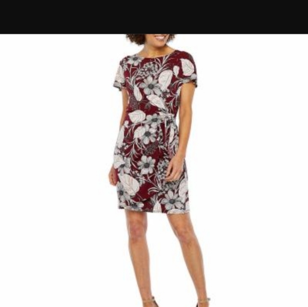 Robbie Bee Short Sleeve Floral Sheath Dress